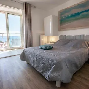 Très Beau T2 Climatisé Refait à Neuf, Vue Panoramique Exceptionnelle à 120m à Pied De La La Ciotat